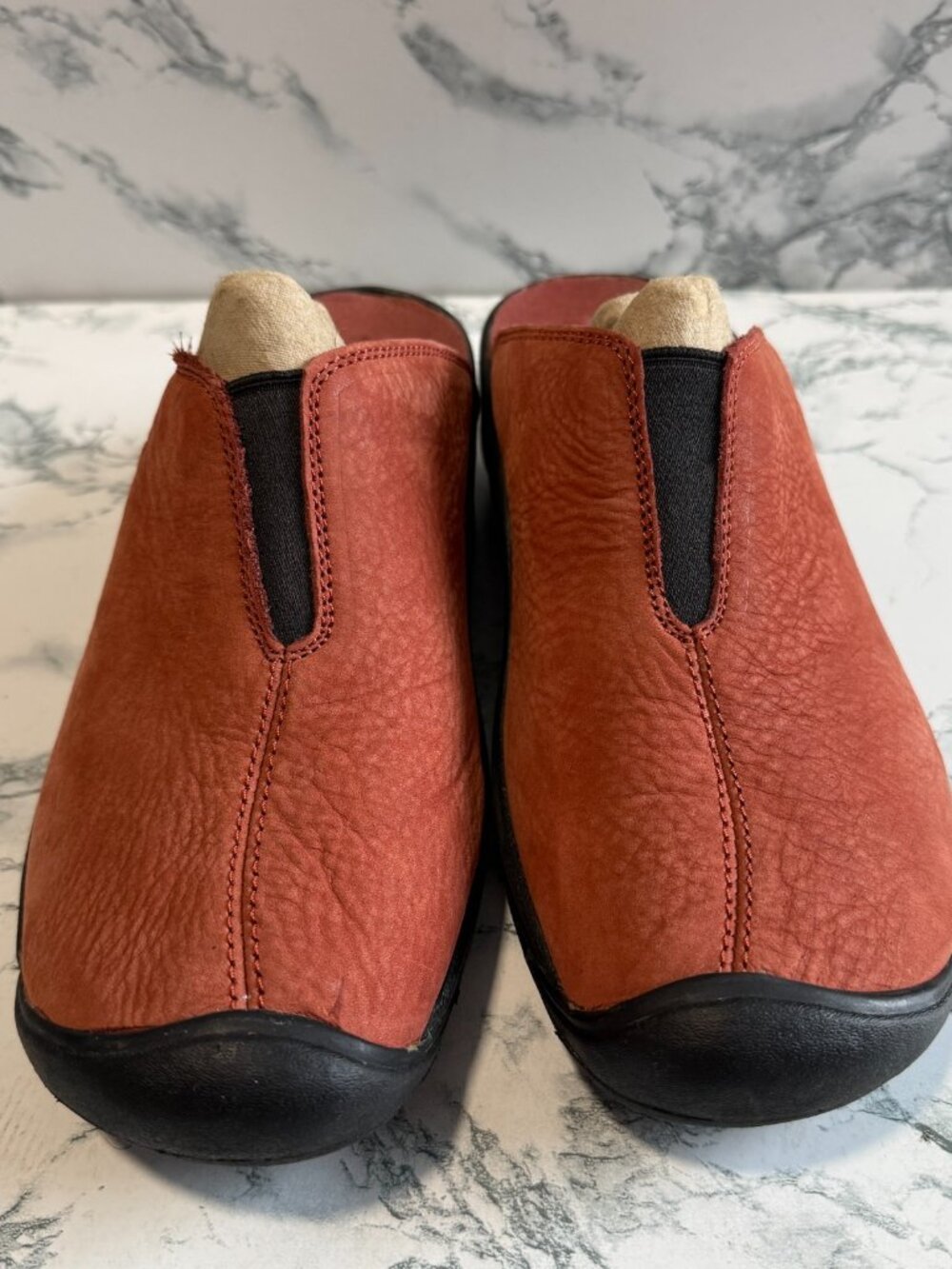 Keen Women 8.5 Slip On Shoe Red Leather Backless Closed Toe Comfort Casual - Picture 2 of 6